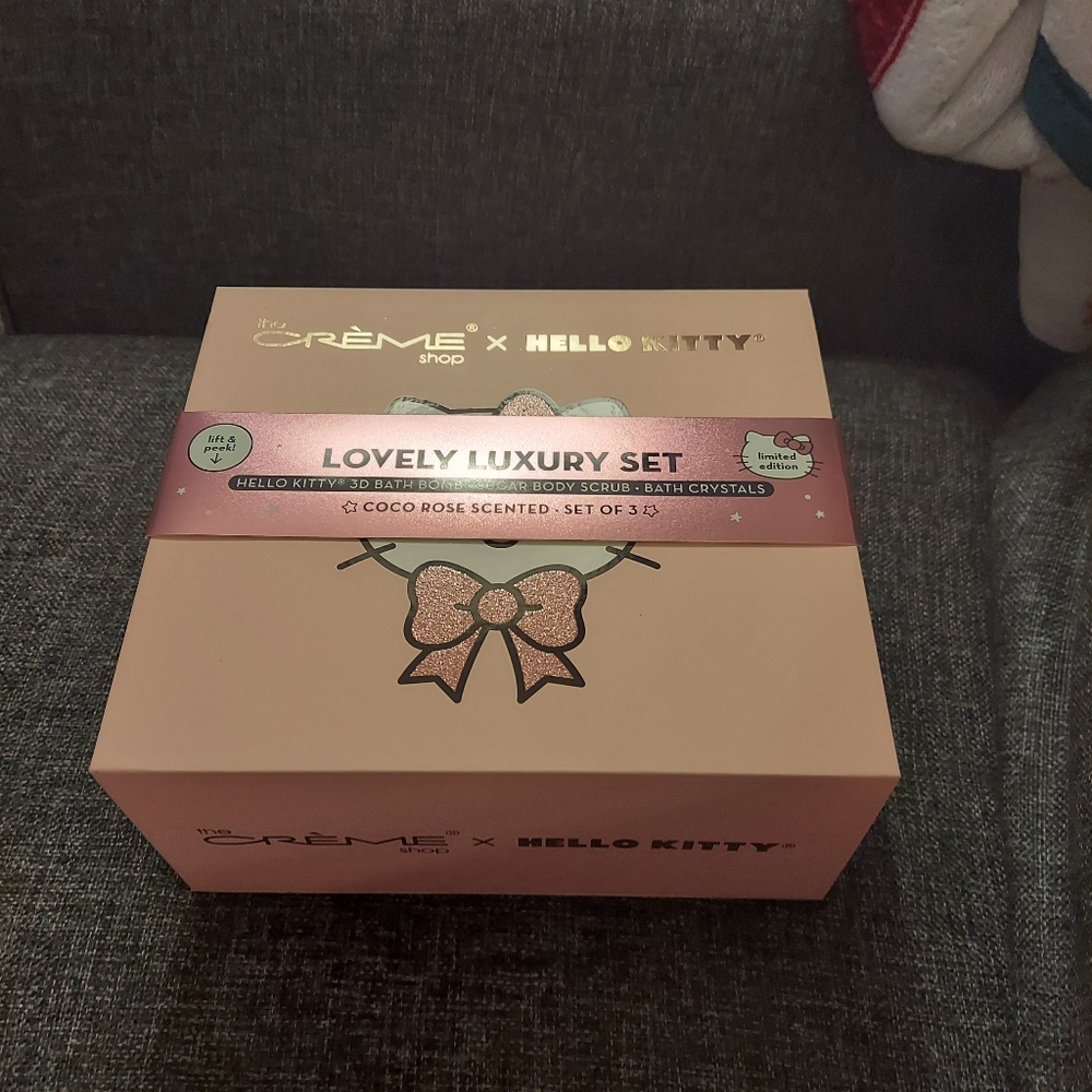 The creme shop x Hello Kitty bath set